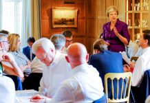 Brexit latest news: David Davis turns back AWAY from Theresa May at Chequers | Politics | News – UK