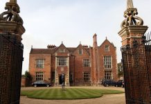 Phones to be seized at Theresa May’s Chequers Brexit talks amid cabinet plotting – UK