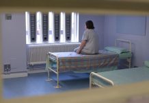 Prisons minister Rory Stewart promises to quit if prison reforms fail – UK