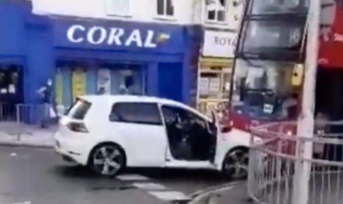 Dagenham news: Onlookers watch in terror as driver stabbed after crash in Essex | UK | News