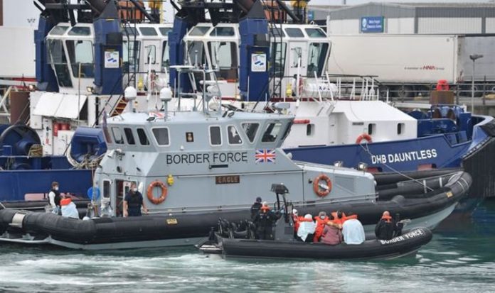 Report to shed light into how to tackle English Channel refugee crisis delayed | UK | News