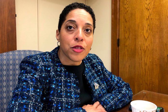 St. Louis prosecutor who charged couple for displaying weapons wins Democratic primary – DNyuz St. Louis prosecutor who charged couple for displaying weapons wins Democratic primary