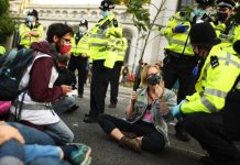 Extinction Rebellion protests to continue after 90 arrests and attack on emergency worker | UK | News (Reports)