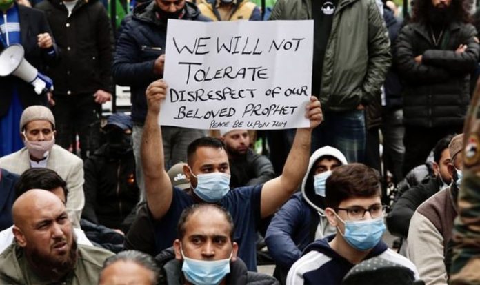 France Muhammed cartoon protest: Emmanuel Macron targeted in London embassy protest | UK | News