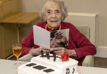 Heartbreaking moment 107-year-old celebrates her socially distanced birthday | UK | News (Reports)