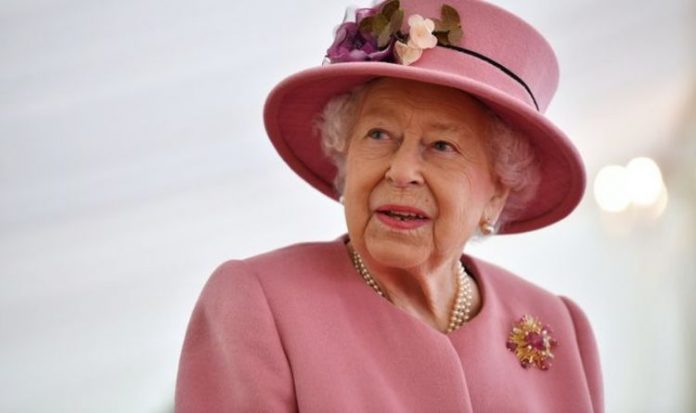Queen sends royal fans into meltdown as they praise her appearance in latest picture | Royal | News