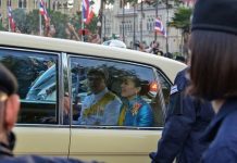 Royal Family CONFRONTED by protesters demanding monarch reform in Thailand | Royal | News (Reports)