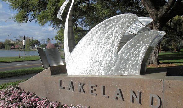 queen news queen elizabeth ii owns swan lakeland swan lottery royal news