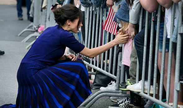 Meghan greets a young fan in New Zealand Meghan greets a young fan in New Zealand