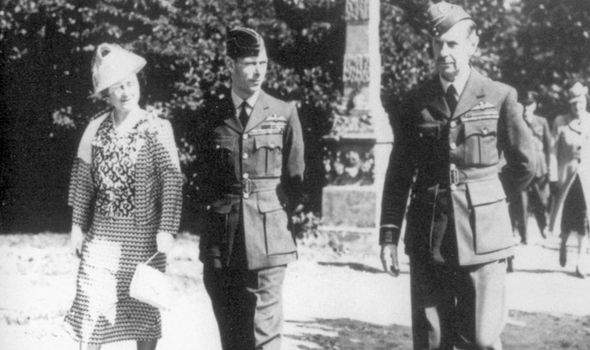 Hugh Dowding with the Queen and King George VI Hugh Dowding with the Queen and King George VI