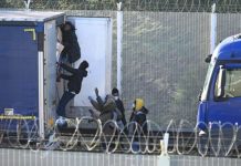 Desperate migrants in Calais attack UK-bound lorries in rush to beat Brexit | UK | News (Reports)