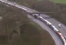 M20 news:Thousands of lorries backed up on motorway without water – VIDEO | UK | News (Reports)