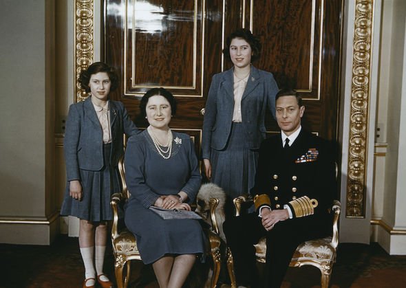 Royal Family: Elizabeth II, Margaret and their parents together in 1942 Royal Family: Elizabeth II, Margaret and their parents together in 1942