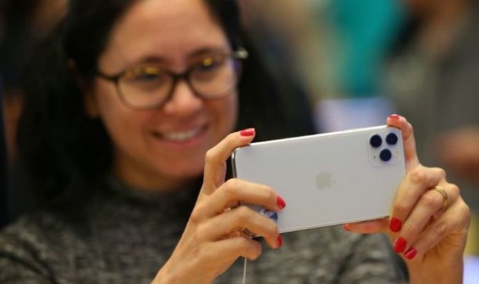 Apple and Samsung mobile phone payout: 30 million Brits could benefit from £482m refund | UK | News