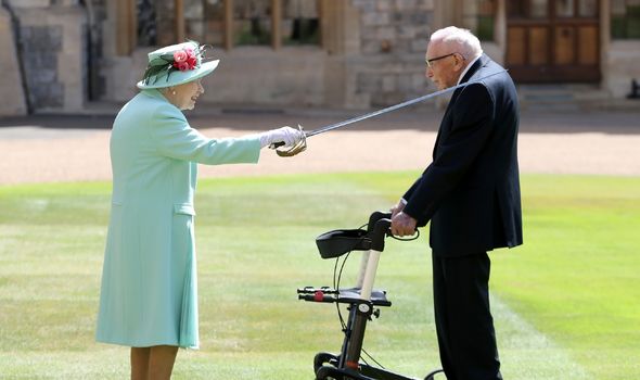 Captain Tom Moore dead: the Queen has sent her condolences to the family Captain Tom Moore dead: the Queen has sent her condolences to the family