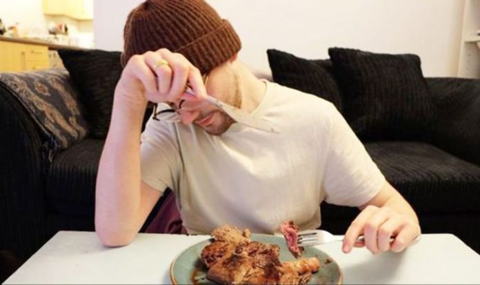 Lidl steak eating challenge: Man attempts to eat 1kg worth of meat | UK | News