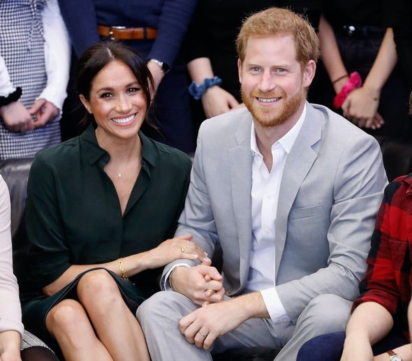 meghan markle and prince harry holding hands