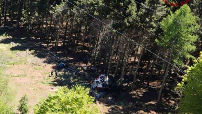 Cable car falls on Italian mountain, killing at least 12 people (Report)