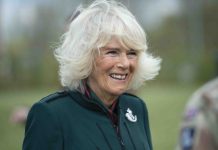 Camilla admits having ‘half a hug’ with grandchildren (Report) Camilla admits having 'half a hug' with grandchildren (Report)