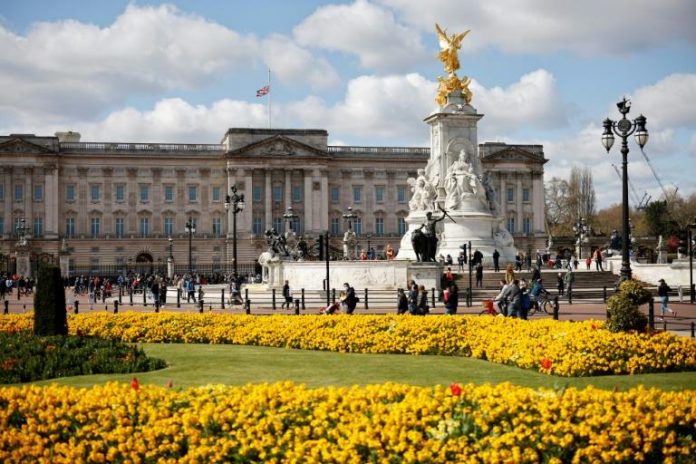 Buckingham Palace banned ‘coloured immigrants’ from clerical jobs in 1960s, papers reveal (Report)