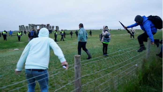 Police called as people gather at Stonehenge despite advice