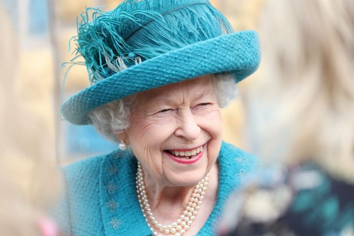 The Queen wears a 19th-Century bow brooch passed down from Queen Victoria, report